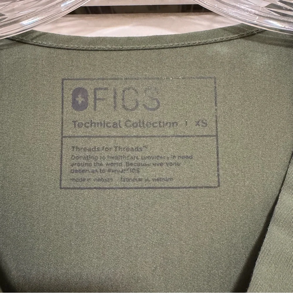 FIGS Casma 3 pocket scrub top - Picture 3 of 3